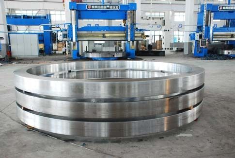 qualità Tempra e Rinvenimento di Anelli Forgiati in Metallo con Parti Lavorate a CNC fabbrica