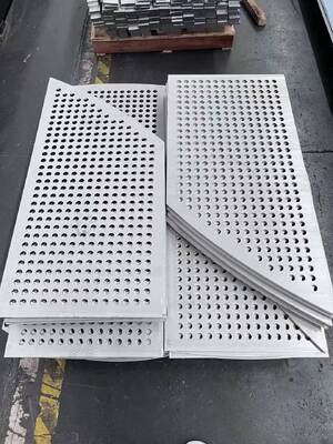 qualité Pièces d'emboutissage en métal personnalisées avec une tolérance de ±0,1 mm et plusieurs options de matériaux usine